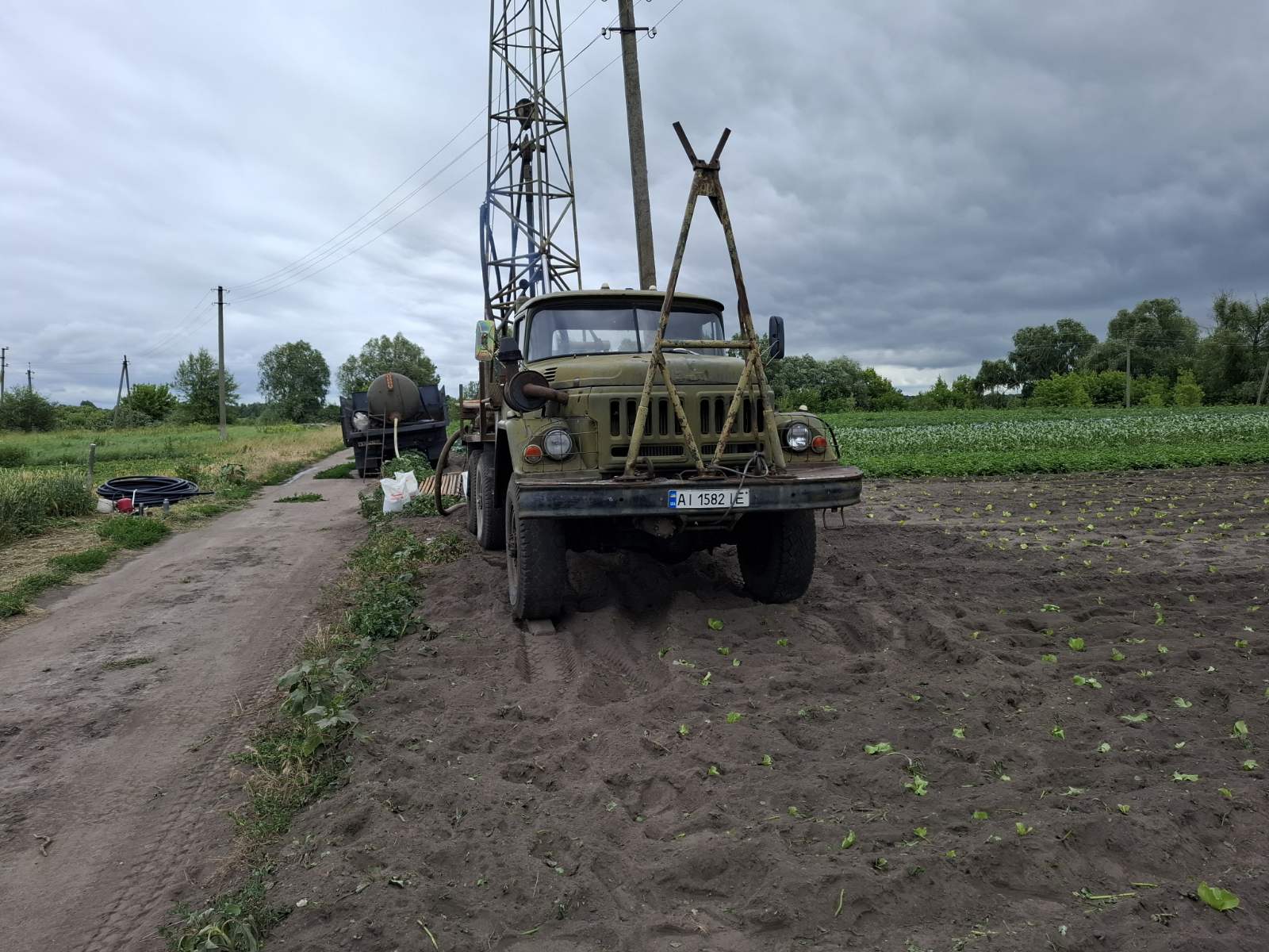 Процес буріння свердловини на воду та подача розчину